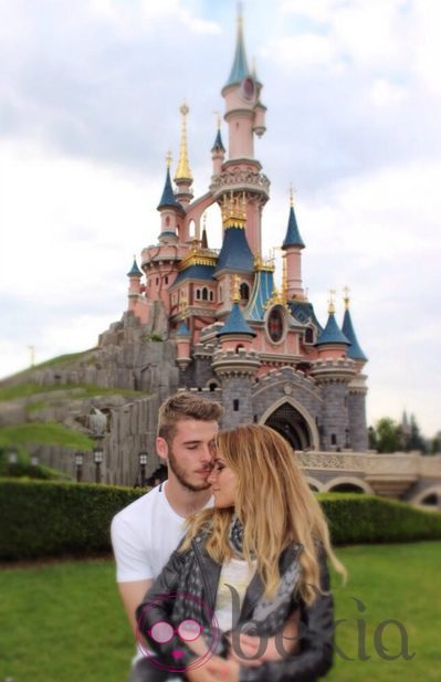 Edurne y David De Gea, muy tiernos delante del castillo de Disney