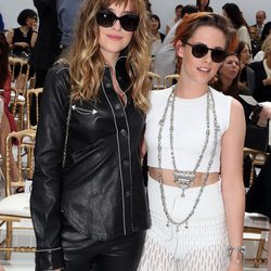 Dakota Johnson y Kristen Stewart en el desfile de Chanel de la Semana de la Alta Costura de París otoño/invierno 2014