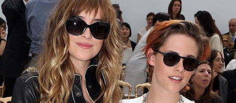 Dakota Johnson y Kristen Stewart en el desfile de Chanel de la Semana de la Alta Costura de París otoño/invierno 2014