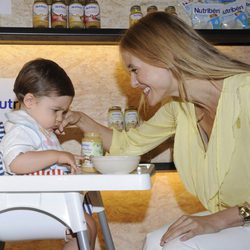 Vanesa Lorenzo juega con un niño en Le Petit Bistró de Nutribén en Madrid