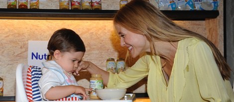 Vanesa Lorenzo juega con un niño en Le Petit Bistró de Nutribén en Madrid