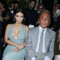 Kim Kardashian y Valentino Garavani en el desfile de Valentino de la Semana de la Alta Costura de París otoño/invierno 2014