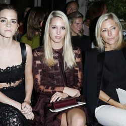 Emma Watson, Maria Olympia de Grecia y Marie Chantal de Grecia en el desfile de Valentino de la Semana de la Alta Costura de París otoño/invierno 2014