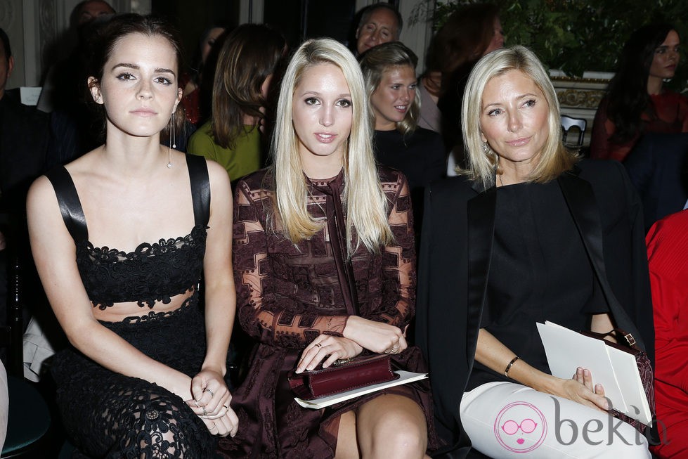 Emma Watson, Maria Olympia de Grecia y Marie Chantal de Grecia en el desfile de Valentino de la Semana de la Alta Costura de París otoño/invierno 2014