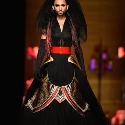 Conchita Wurst desfila para Jean Paul Gaultier en la Semana de la Alta Costura de París