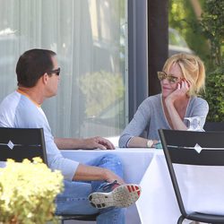 Melanie Griffith con un amigo en Los Angeles