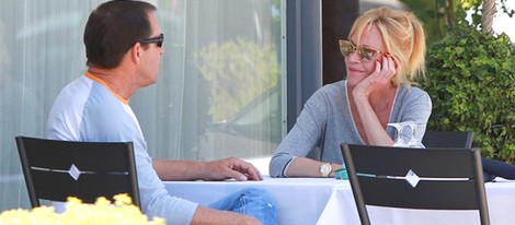 Melanie Griffith con un amigo en Los Angeles