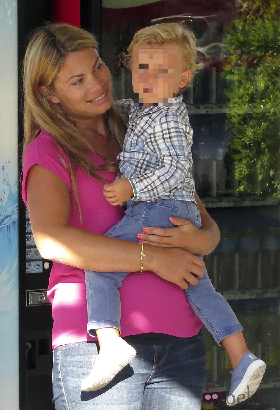 Carla Goyanes con su hijo Carlos en Ibiza