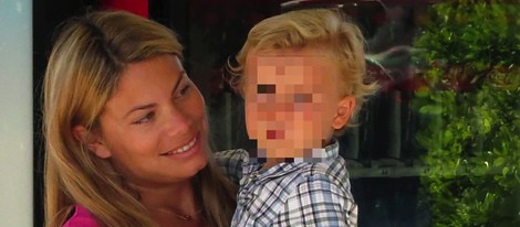 Carla Goyanes con su hijo Carlos en Ibiza