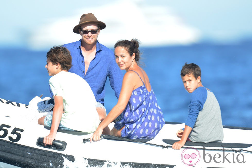 Simon Baker junto a sus tres hijos en la costa de Saint Tropez