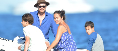 Simon Baker junto a sus tres hijos en la costa de Saint Tropez