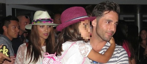 Paula Echevarría y David Bustamante con Daniella en brazos a su llegada a Ibiza