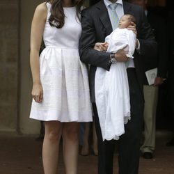 Los Príncipes Félix y Claire de Luxemburgo con la Princesa Amalia el día de su bautizo