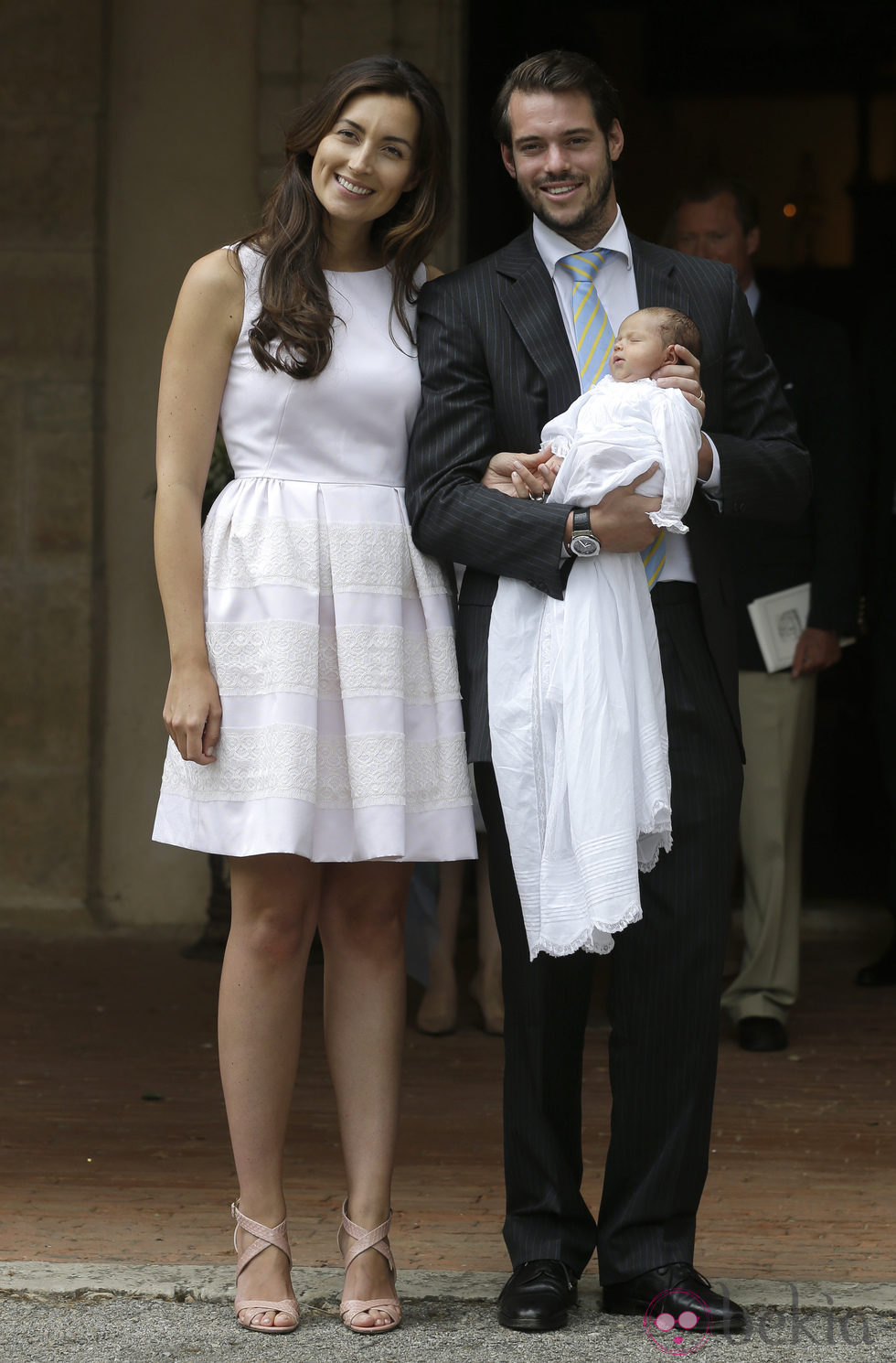 Los Príncipes Félix y Claire de Luxemburgo con la Princesa Amalia el día de su bautizo