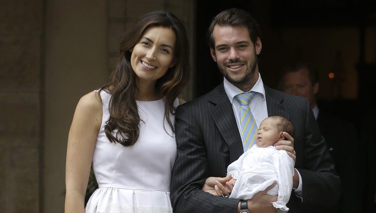 Los Príncipes Félix y Claire de Luxemburgo con la Princesa Amalia el día de su bautizo