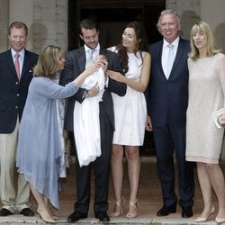 Los Príncipes Félix y Claire de Luxemburgo con la Princesa Amalia y sus padres el día de su bautizo