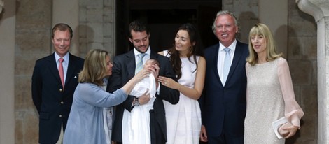 Los Príncipes Félix y Claire de Luxemburgo con la Princesa Amalia y sus padres el día de su bautizo