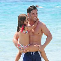 David Bustamante con su hija Daniella dándose un chapuzón en Ibiza