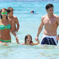 David Bustamante y Paula Echevarría con su hija Daniella dándose un chapuzón en Ibiza