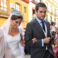 Lourdes Montes con su hermano Curro llegando a su boda religiosa con Fran Rivera