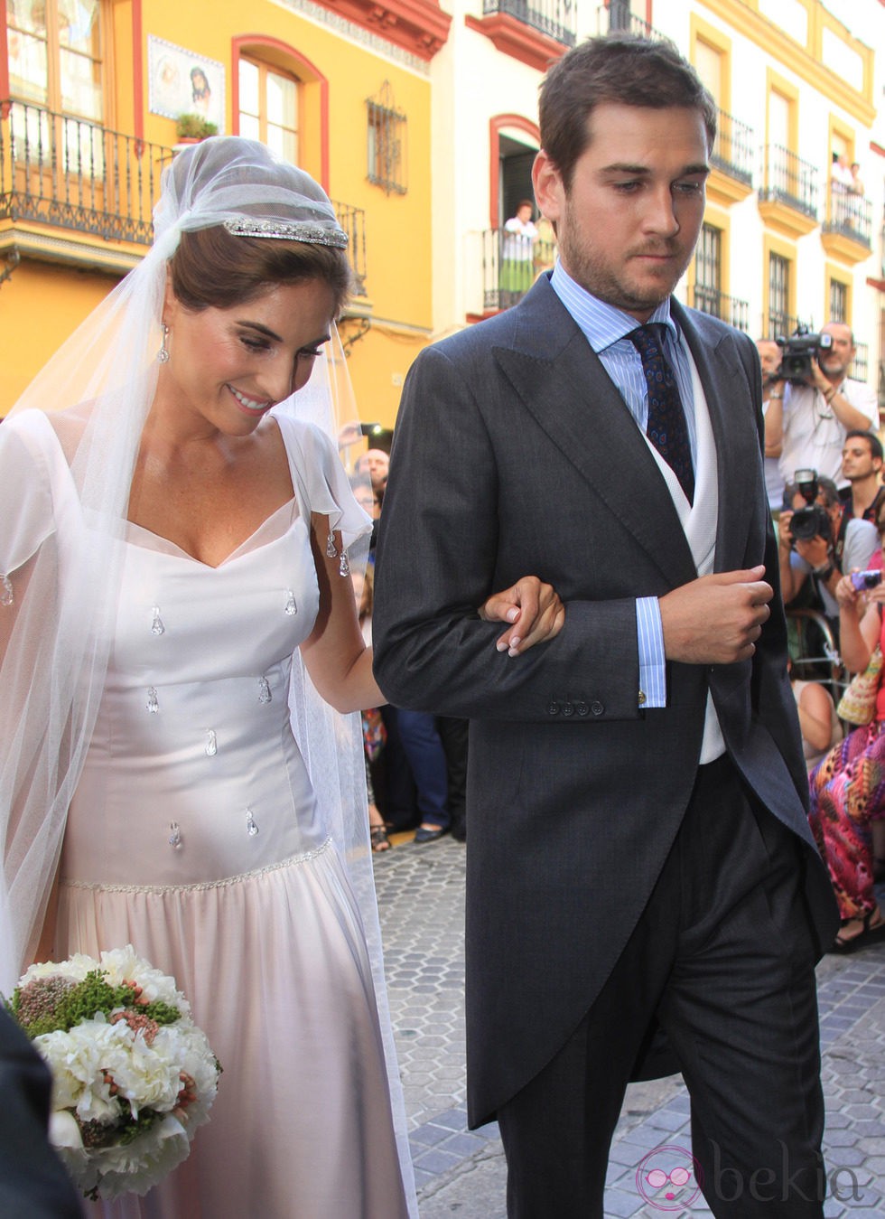 Lourdes Montes con su hermano Curro llegando a su boda religiosa con Fran Rivera