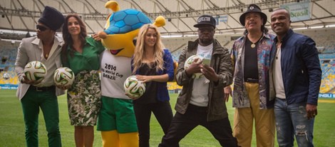 Carlinhos Brown, Ivete Sangalo, Shakira, Wyclef, Carlos Santana y Alexandre Pires en el Estadio de Maracaná presentando la clausura del Mundial 2014