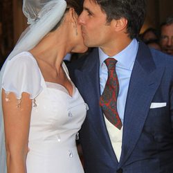 Fran Rivera y Lourdes Montes besándose tras su boda religiosa en Sevilla