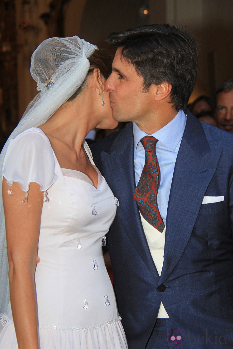 Fran Rivera y Lourdes Montes besándose tras su boda religiosa en Sevilla