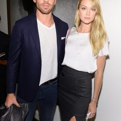 Lindsay Ellingson y Sean Clayton en una exposición en Nueva York