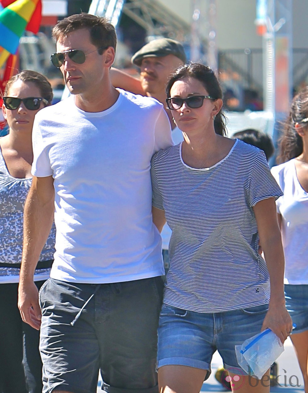 Courteney Cox y Johnny McDaid en el parque de atracciones Six Flags Magic Mountain