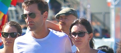 Courteney Cox y Johnny McDaid en el parque de atracciones Six Flags Magic Mountain