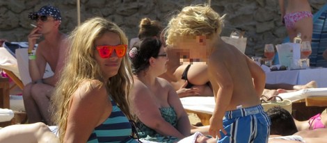 Carla Goyanes jugando con su hijo Carlos en la playa de Ibiza