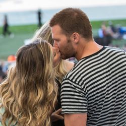 Gisele Bündchen besando a Tom Brady tras entregar la Copa del Mundial de Brasil 2014