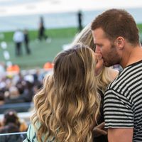 Gisele Bündchen besando a Tom Brady tras entregar la Copa del Mundial de Brasil 2014