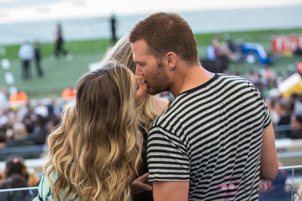 Gisele Bündchen besando a Tom Brady tras entregar la Copa del Mundial de Brasil 2014