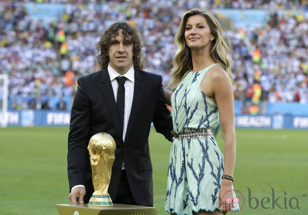 Carles Puyol y Gisele Bündchen entregando la Copa del Mundial de Brasil 2014