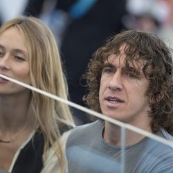 Carles Puyol con Vanesa Lorenzo tras entregar la Copa del Mundial de Brasil 2014