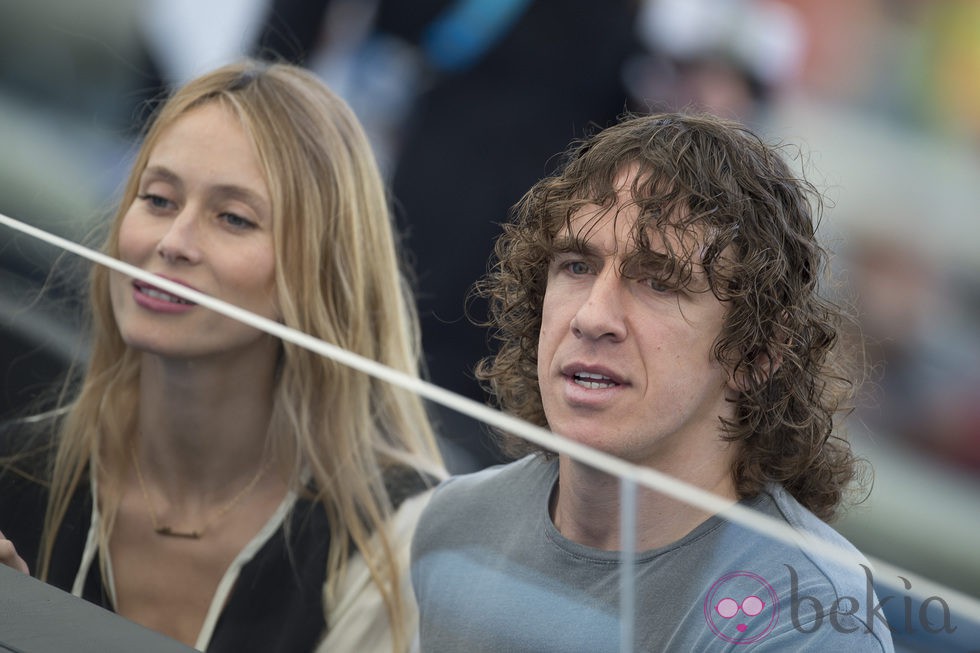 Carles Puyol con Vanesa Lorenzo tras entregar la Copa del Mundial de Brasil 2014