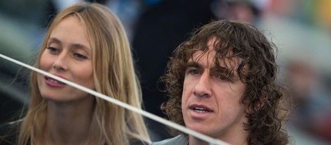 Carles Puyol con Vanesa Lorenzo tras entregar la Copa del Mundial de Brasil 2014