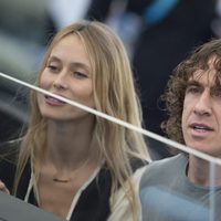 Carles Puyol con Vanesa Lorenzo tras entregar la Copa del Mundial de Brasil 2014