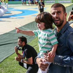 Gerard Piqué con Milan en la clausura del Mundial de Brasil 2014