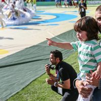 Gerard Piqué con Milan en la clausura del Mundial de Brasil 2014