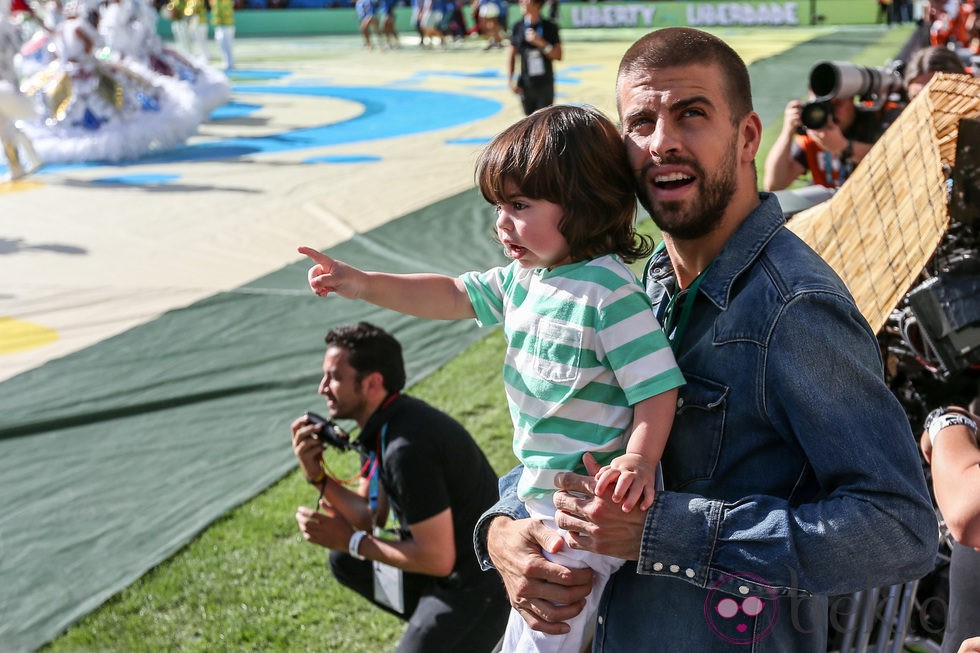 Gerard Piqué con Milan en la clausura del Mundial de Brasil 2014