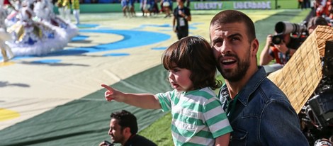 Gerard Piqué con Milan en la clausura del Mundial de Brasil 2014