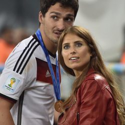 Mats Hummels con su novia Cathy Fischer celebrando la victoria de Alemania en el Mundial de Brasil 2014