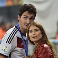 Mats Hummels con su novia Cathy Fischer celebrando la victoria de Alemania en el Mundial de Brasil 2014