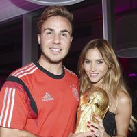 Mario Götze con su novia Ann-Kathrin Brommel junto a la Copa del Mundial de Brasil 2014