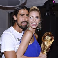 Sami Khedira con su novia Lena Gercke junto a la Copa del Mundial de Brasil 2014