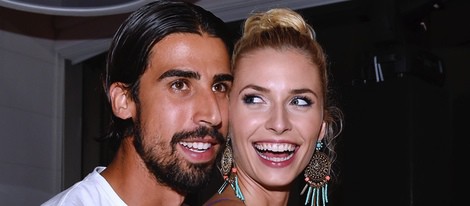 Sami Khedira con su novia Lena Gercke junto a la Copa del Mundial de Brasil 2014