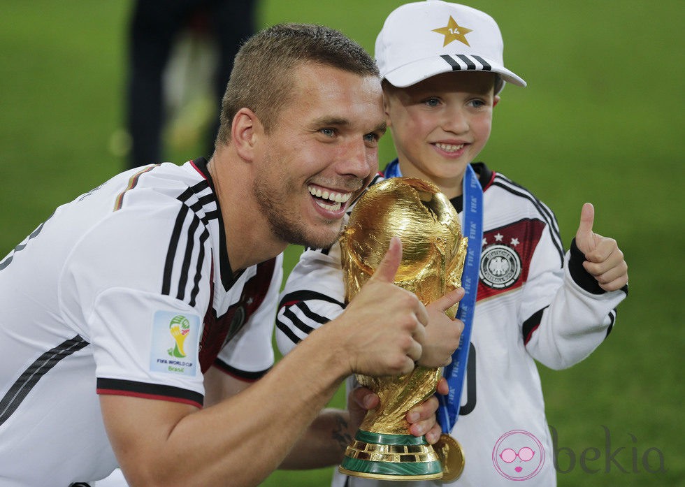 Lukas Podolski con su hijo Louis celebrando la victoria de Alemania en el Mundial de Brasil 2014